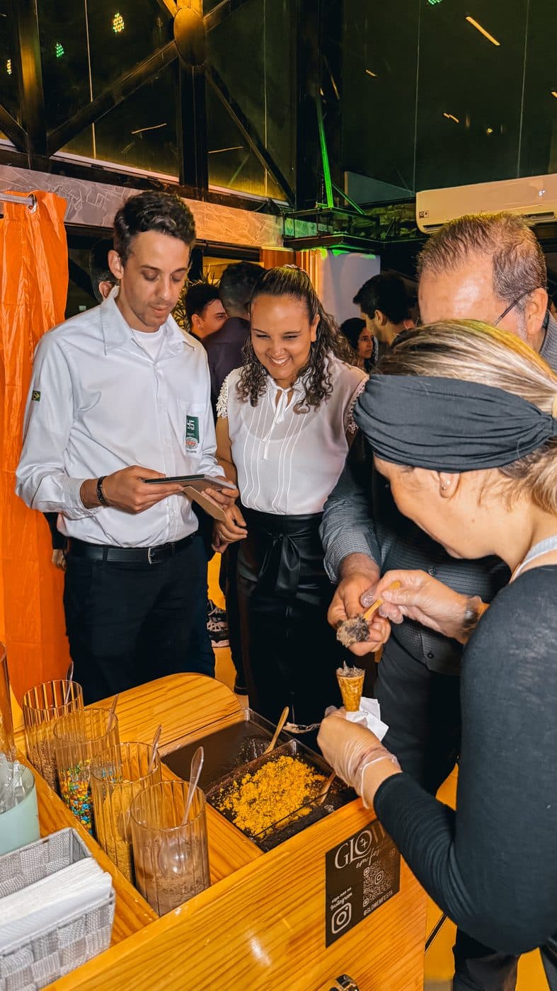 Colaboradores de camisa social sendo servidos pela equipe da Glow em evento corporativo