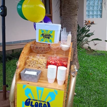 Carrinho de açaí com acompanhamentos
