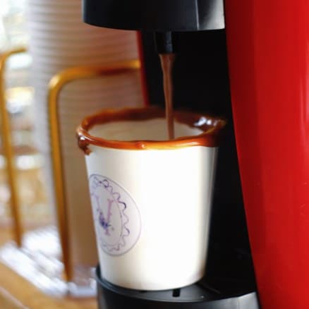 Café sendo servido no copo