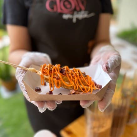Crepe no palito servido com luvas
