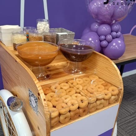 Carrinho de mini donuts com coberturas