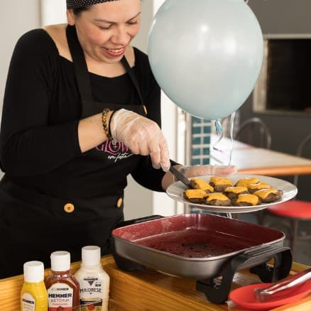 Promotora servindo mini hambúrgueres