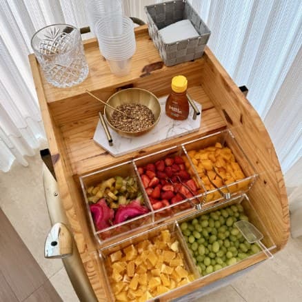 Carrinho de salada de frutas com frutas frescas