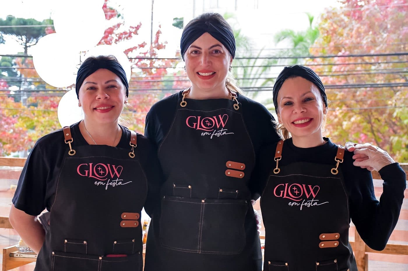 Promotoras da Glow uniformizadas, sorrindo, antes de um evento