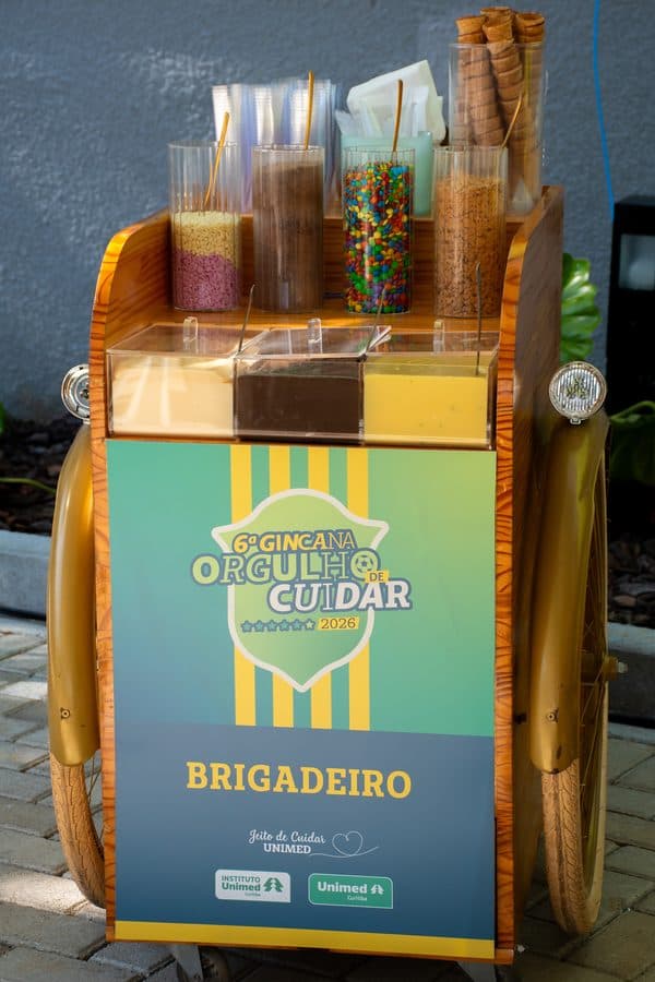 Carrinho de brigadeiro com placa da gincana Orgulho de Cuidar
