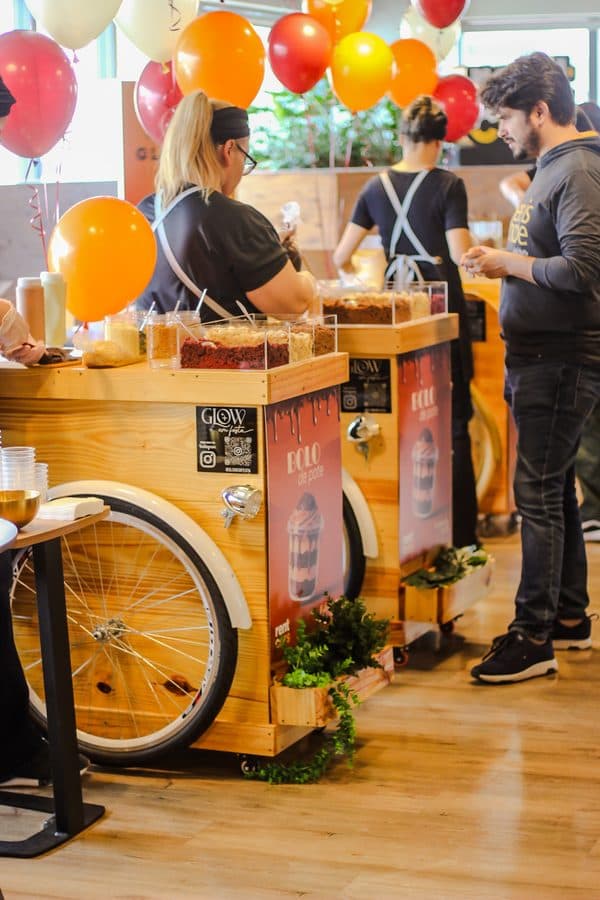 Carrinhos da Glow em confraternização de empresa com balões coloridos