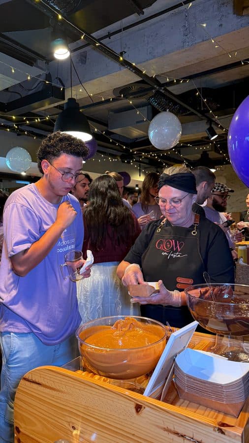 Convidados se servindo no carrinho da Glow em evento corporativo lotado